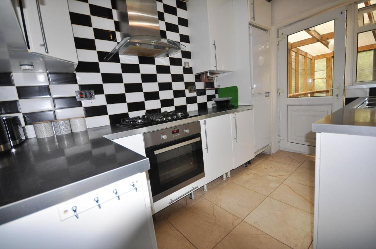 Modern 2 Bed Apartment Лутон Экстерьер фото